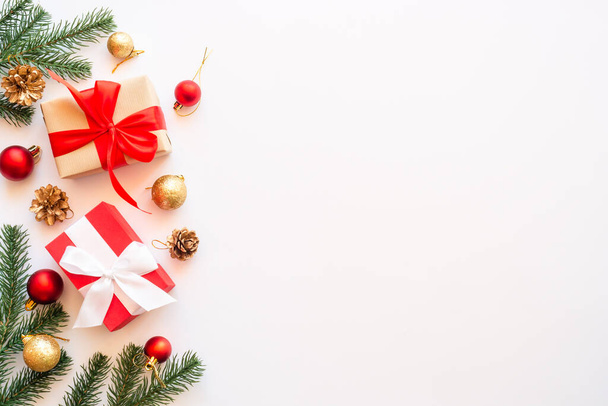 Decoraciones navideñas en fondo blanco. Cajas de regalo, abeto, chucherías y otros. Composición laica plana. - Foto, Imagen
