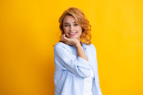 Happy smiling woman portrait. Attractive young pretty cheerful girl in casual clothing feeling happy and carefree, isolated background - Foto, imagen