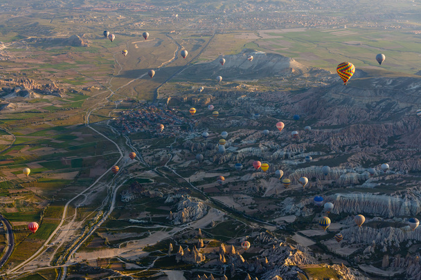Аэрофотосъемка горного пейзажа
  - Фото, изображение