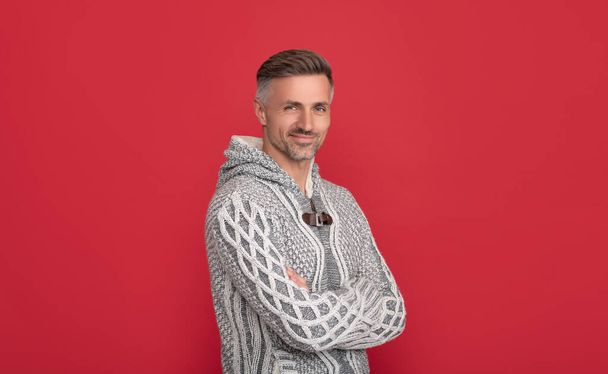 smiling man in sweater on red background, mens beauty. - Photo, Image