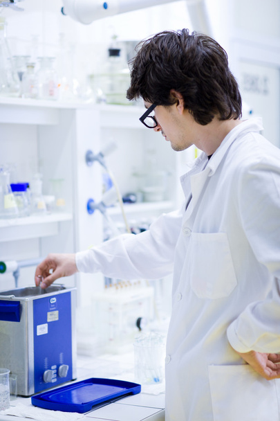 Young male researcher carrying out scientific research in a chem - Φωτογραφία, εικόνα
