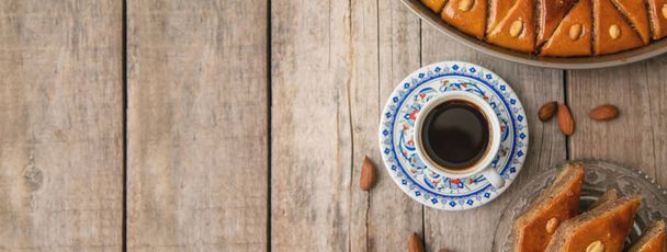 Bir fincan Türk kahvesi ve baklava. Seçici odaklanma. İç.. - Fotoğraf, Görsel