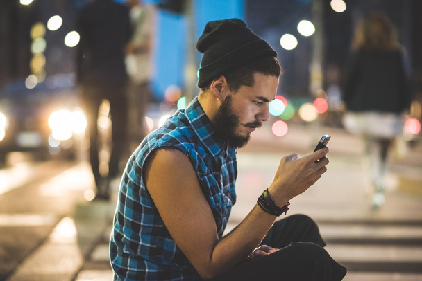 Człowiek za pomocą smartphone i słuchania muzyki - Zdjęcie, obraz