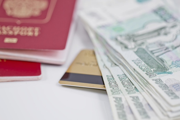 Passaporte, notas grandes e cartão de crédito dourado
 - Foto, Imagem
