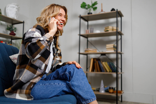 piękne biały Dojrzałe kobieta mówi przez telefon komórkowy w domu - Zdjęcie, obraz