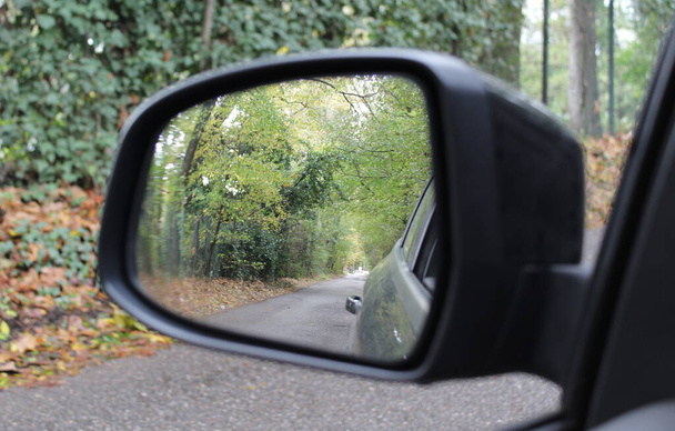 Espejo retrovisor del coche - conducir en el campo en un día de otoño - Foto, imagen