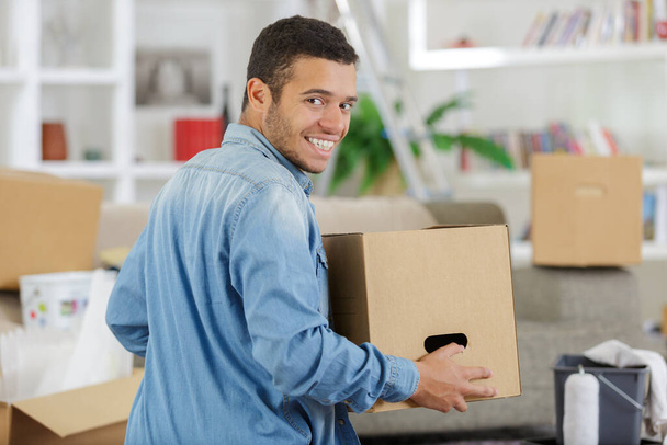 a young man moving houses - Foto, Imagen