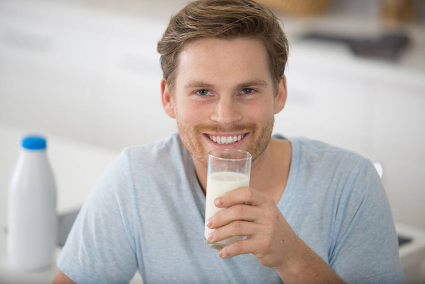 man holding a glass of milk - Φωτογραφία, εικόνα