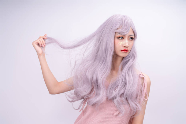 Una ragazza con i capelli lunghi in rosa - Foto, immagini
