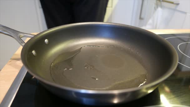 Нагрівальна олія на сковороді
 - Кадри, відео