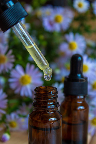 цветочное масло в стеклянных бутылках .homeopathy.selective focus.nature - Фото, изображение