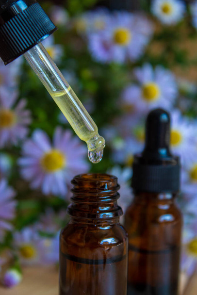 květinový olej ve skleněných láhvích homeopatie.selektivní ohniska.příroda - Fotografie, Obrázek