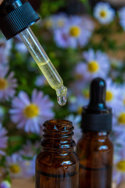 aceite de flores en botellas de vidrio.homeopathy.selective focus.nature - Foto, imagen