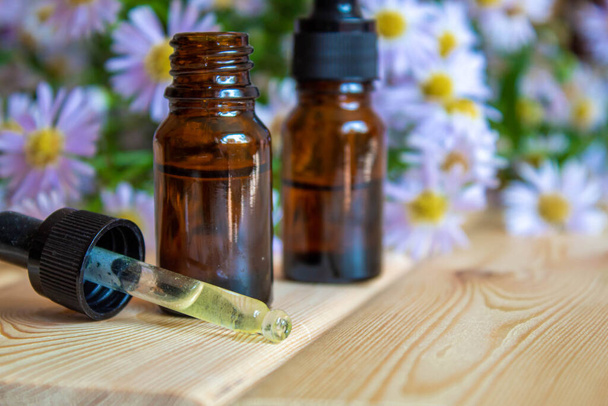 aceite de flores en botellas de vidrio.homeopathy.selective focus.nature - Foto, imagen