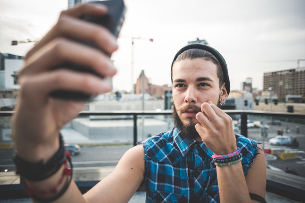 市内で selfie を取って髭の男 - 写真・画像