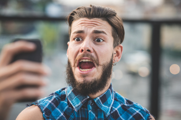 Hombre barbudo tomando selfie en la ciudad
 - Foto, imagen