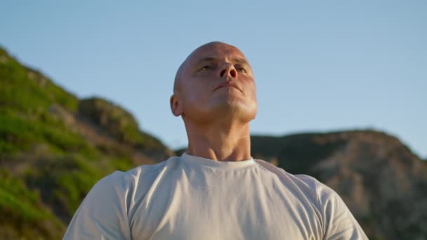 Homem retrato respirando meditando no céu da montanha. Zen cara muscular relaxante desfrutando de luz solar dourada no treino da manhã à noite. Focado bonito yogi concentrar ao ar livre. Conceito de harmonia de felicidade. - Filmagem, Vídeo