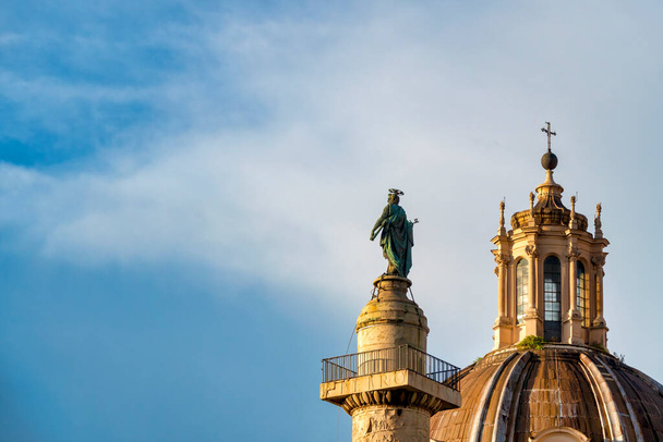 Купола-близнецы S. Maria di Loreto и SS. Колонна Номе ди Мария и Траян, Рим, Италия - Фото, изображение