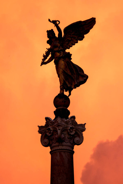 Vittoria alata su una colonna trionfale dell'Altare della Patria, Roma - Foto, immagini