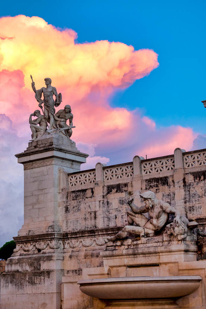 Groupe sculptural "La Forza" et la statue dédiée à la mer Adriatique à l'extérieur du Vittoriano, Rome, Italie - Photo, image