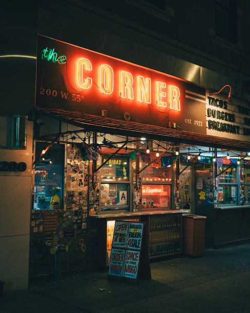 The Corner (La Esquina) vintage neon sign at night, Manhattan, New York - Foto, Imagen