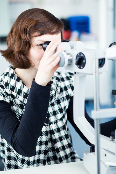 Optometry concept - portrait of a young pretty optometrist using - Foto, Imagen