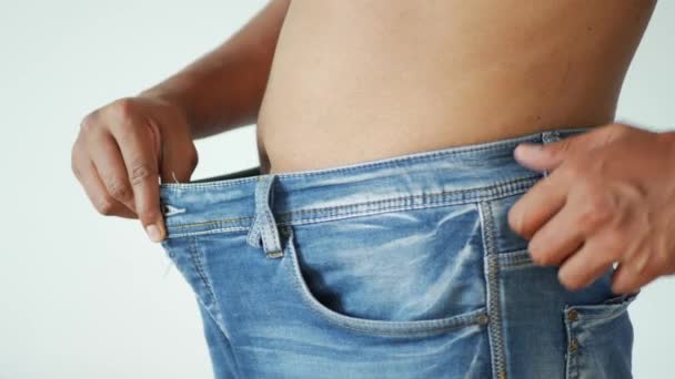 hommes mettre jeans et montrant la perte de poids , - Séquence, vidéo
