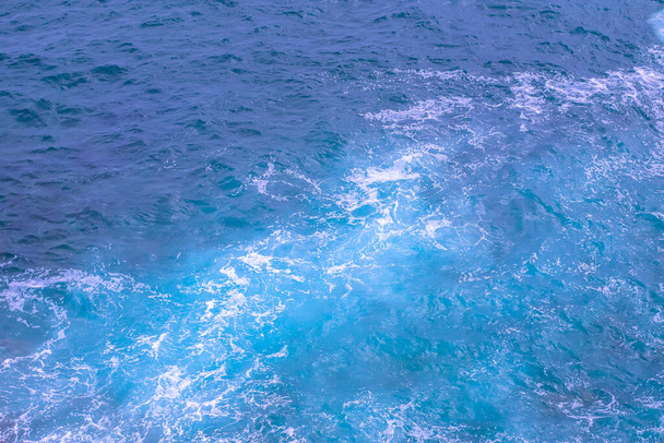 Woda Oceanu Atlantyckiego łamiąca się nad skałami - pękanie wody na skałach - Zdjęcie, obraz