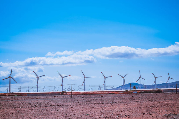 Эолийские турбины с чистым небом на юге Гран-Канария - Фото, изображение