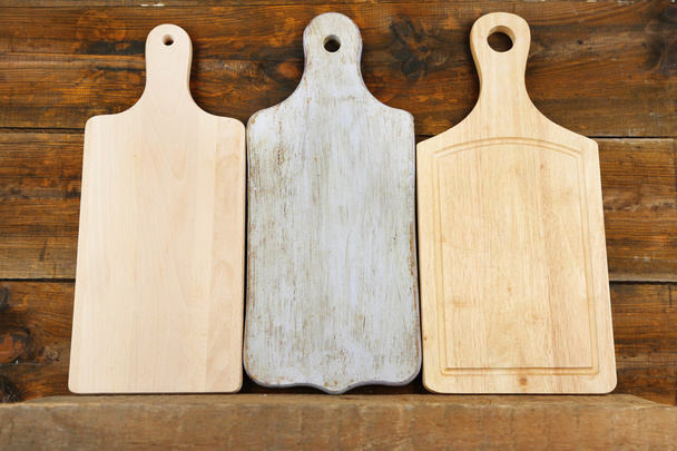 Empty cutting boards on wooden background - Foto, afbeelding