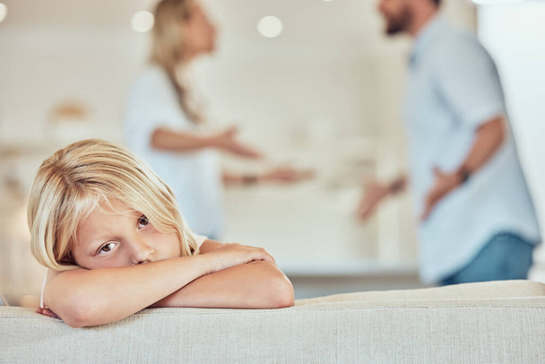 Portrait of sad little girl, parents fighting in the background. Depressed child, parents arguing at home. Couple in conflict around their daughter. Stressed caucasian girl parents divorcing. - Foto, Imagen