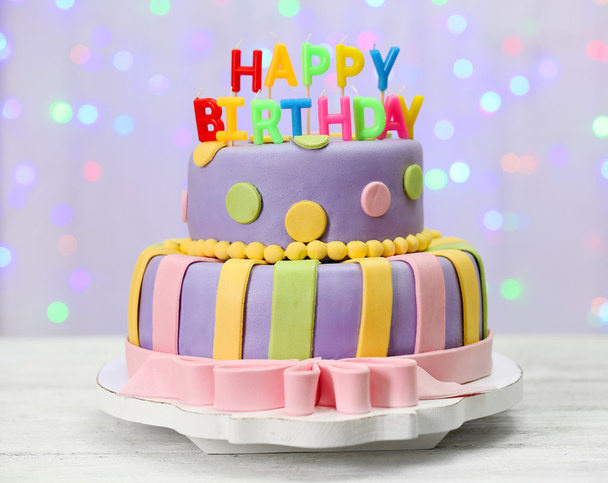 Delicious birthday cake on shiny light background - Foto, Bild