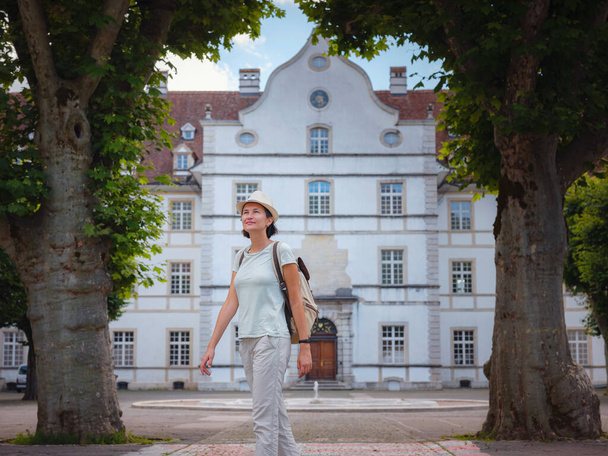 Una mujer que está de vacaciones en Suiza, Delemont. Señora visitando atracciones turísticas y lugares de interés. Castillo de Delemont - Foto, Imagen