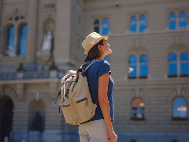 Vrouw met een geweldige vakantie in Zwitserland, BErn, Federaal paleis. Vrouwe bezoekt toeristische attracties en bezienswaardigheden. - Foto, afbeelding