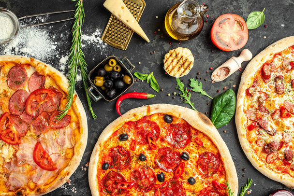 Setzen Sie den Hintergrund. verschiedene Arten von italienischer Pizza, Fast-Food-Mittagessen, Draufsicht, - Foto, Bild