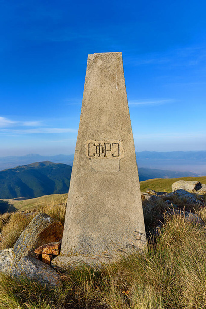 Vue d'une pierre limite à la frontière de la Yougoslavie (RSFJ). La frontière entre la Macédoine du Nord et la Grèce - Photo, image