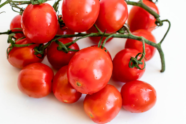 Kiraz domatesleri. Olgun kırmızı kiraz domatesleri. beyaz bir arkaplanda yalan - Fotoğraf, Görsel