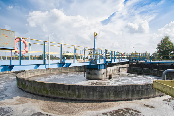 Le procédé de recyclage des boues de type réservoir de clarificateur à contact solide dans une usine de traitement de l'eau  - Photo, image