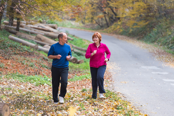 Senioren paar joggen - Foto, afbeelding