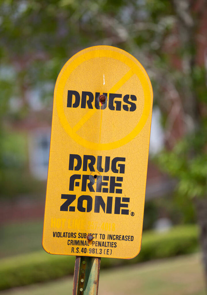 DRUG FREE ZONE SIGN OUTSIDE OF LOUISIANA TECH UNIVERSITY RUSTON LOUISIANA USA JULI 07 2018 Drugsvrije zone teken aan Louisiana Tech University - Foto, afbeelding