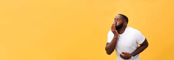 Молодой африканский американец в белой футболке с рукой на животе, потому что тошнит, болезненная болезнь чувствует себя нехорошо. Концепция Ache
. - Фото, изображение