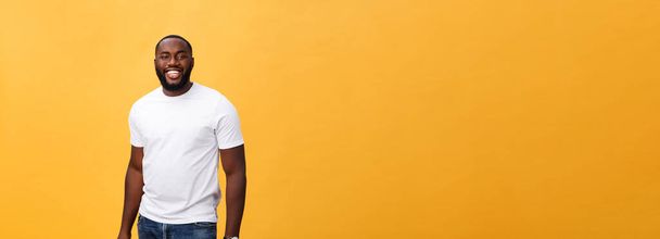 Portrait d'homme afro-américain ravi avec un sourire positif, dents blanches parfaites, regarde joyeusement la caméra, étant entrepreneur à succès, porte un t-shirt blanc
 - Photo, image