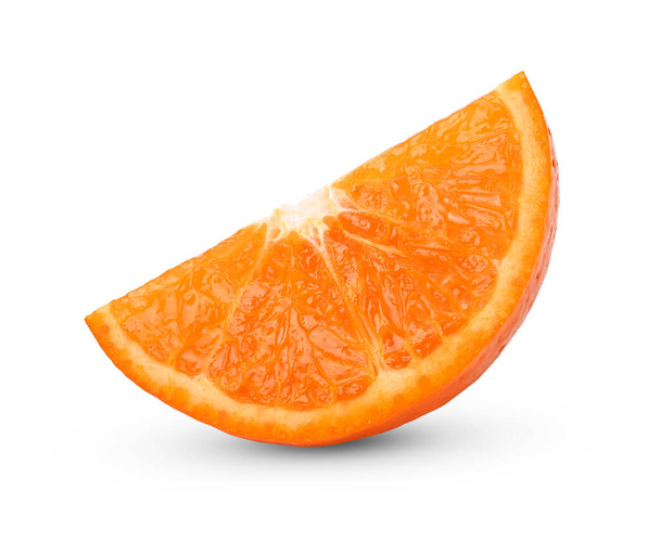 Frutta arancione. Fetta di arancia, mandarino, mandarino isolato su fondo bianco. Vista dall'alto - Foto, immagini