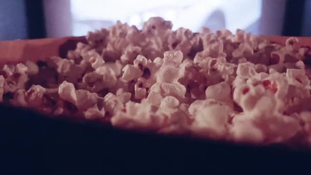 Sinema ve eğlence, sinema salonunda patlamış mısır kutusu TV şovu, yayın ve film endüstrisi üretimi için. Yüksek kalite 4k görüntü - Video, Çekim