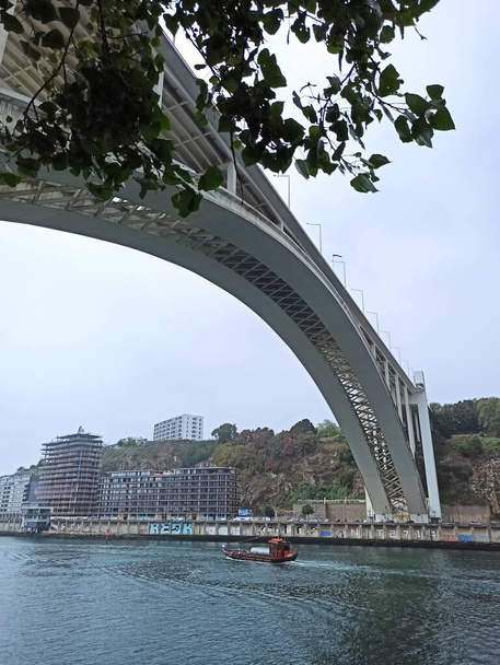Ponte Arrbida sobre o rio Douro na cidade do Porto. - Foto, Imagem