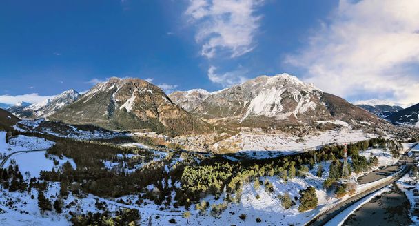 Зимова панорамна картина високої Вальтелліни, між італійськими центральними Альпами, селищем Вальдідентро, сондріо, італями. - Фото, зображення