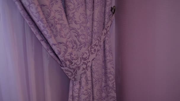 インテリアに美しい紫色のカーテン - 映像、動画
