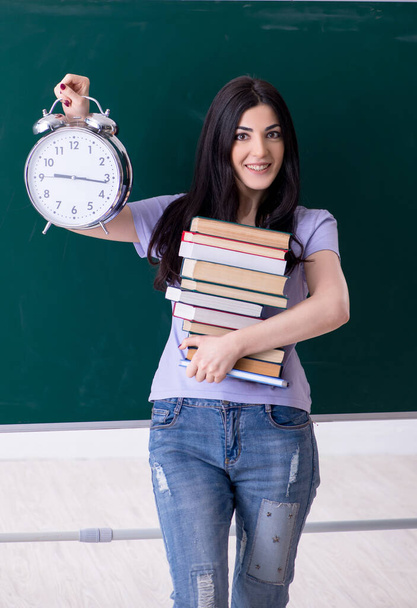 La joven profesora alumna frente al tablero verde - Foto, Imagen