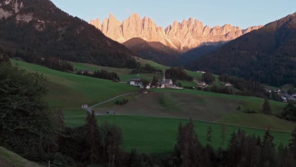 Santa Maddalena St. Magdalenan kirkko Val Di Funes Puez Odle, Dolomites Italia - Materiaali, video