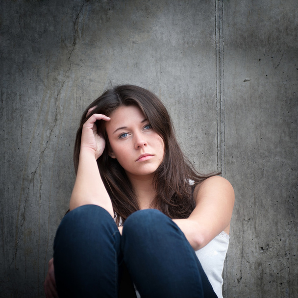 Teenager-Mädchen blickt nachdenklich auf Probleme  - Foto, Bild